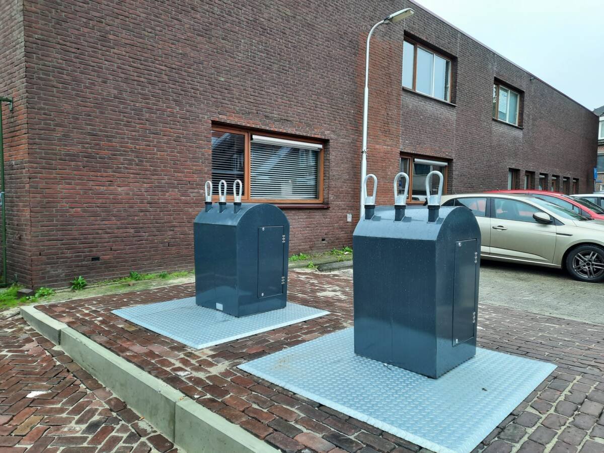 LokaalTilburg's tweet image. Aan het einde van de Capucijnenstraat, voor de ingang van wijkcentrum de Nieuwe Stede en de inrit van de naburige supermarkt stond een lelijke glasbak...
lokaaltilburg.nl/2023/10/30/nie…