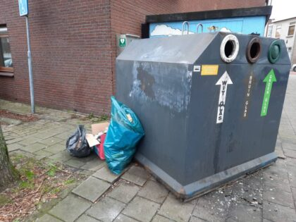 LokaalTilburg's tweet image. Aan het einde van de Capucijnenstraat, voor de ingang van wijkcentrum de Nieuwe Stede en de inrit van de naburige supermarkt stond een lelijke glasbak...
lokaaltilburg.nl/2023/10/30/nie…