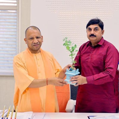 Ashishydv007's tweet photo. 5 वर्षों से शिक्षक भर्ती बंद कर दी @myogiadityanath ने...

और बाबा के प्रवक्ता अपनी बेटी को... राम राज्य से निकाल कर....

तथा कथित.. जंगल राज भेज रहे हैं....

अपनी बेटी को...

ताकि जंगल राज में ही शिक्षक बन जाए....!

@brajeshpathakup

@kpmaurya1 https://t.co/DrP6waFKS9