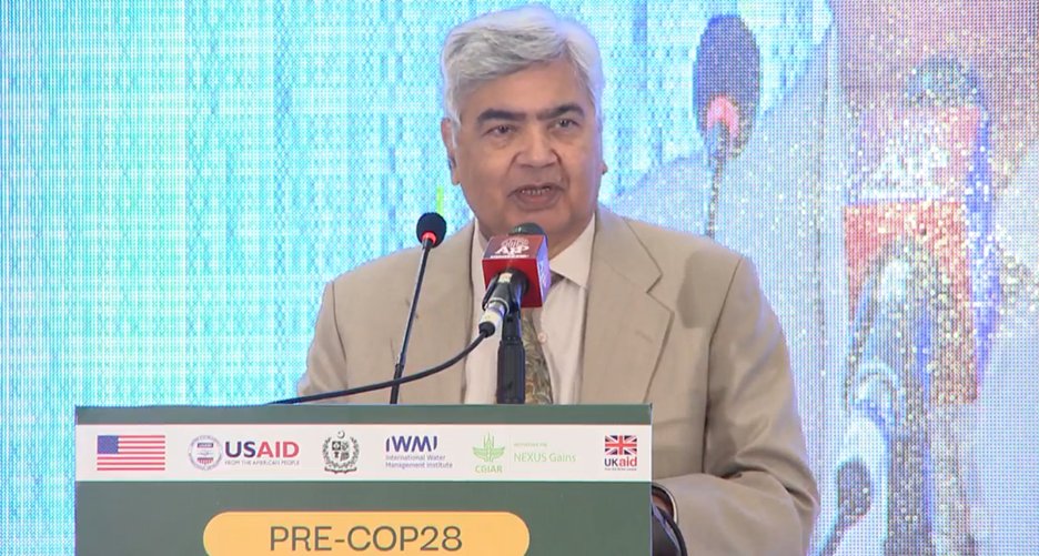 IWMI_'s tweet image. Dr. Kauser Abdullah Malik, Federal Minister for
Nat Food Security &amp;amp; Research at #PreCOP:
•80% of water is consumed by agri. Judicious use can yield substantial savings.
•25-30 acres feet of water wasted into the sea yearly.
•Calls on IWMI to escalate water conservation efforts