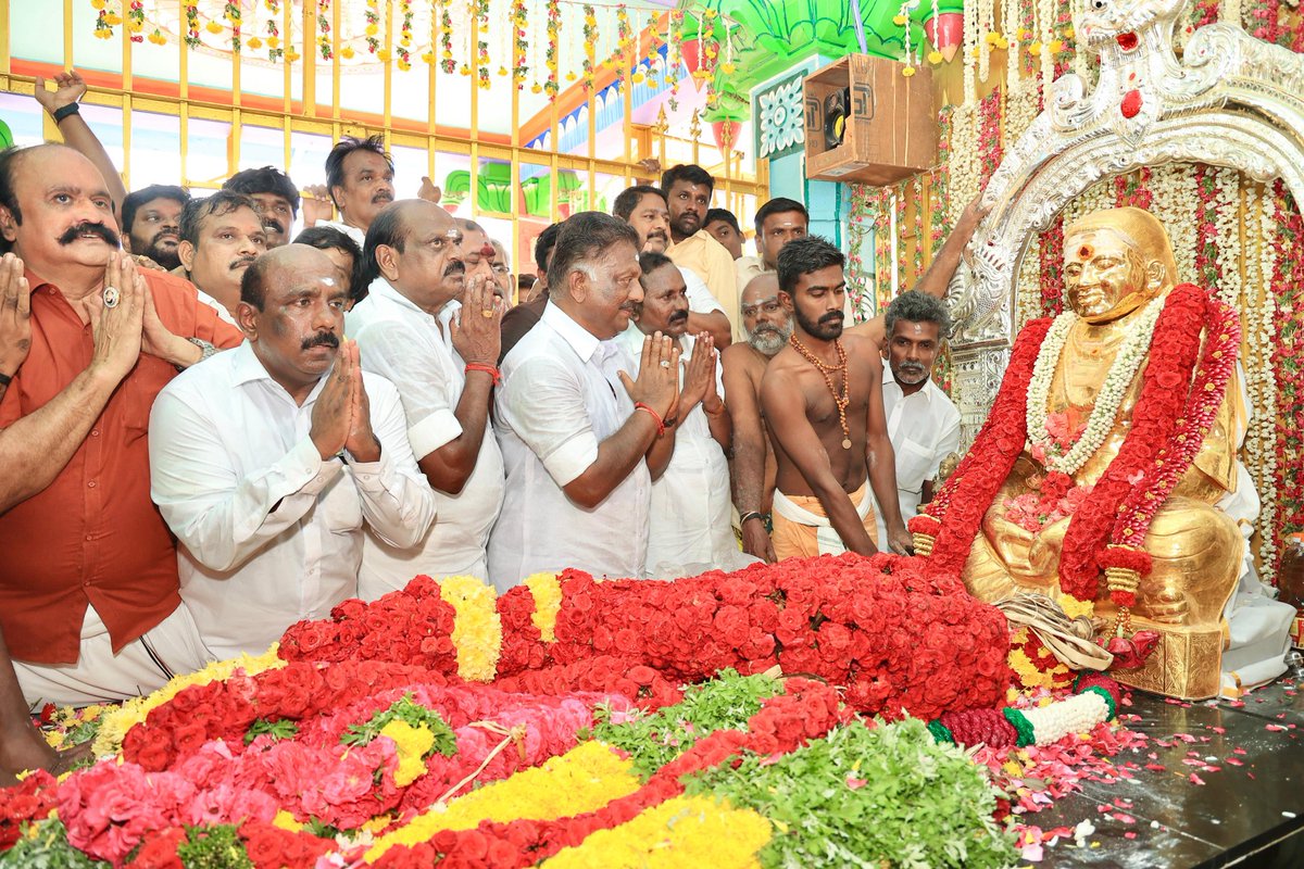 OfficeOfOPS's tweet photo. இந்திய தேசிய இராணுவத்திற்கு தமிழகத்திலிருந்து பெரும் படையை திரட்டி அனுப்பிய பெருமைக்குரிய மாபெரும் தேசியத் தலைவர் பசும்பொன் முத்துராமலிங்கத் தேவர் திருமகனார் அவர்களின் 116-வது பிறந்தநாள் மற்றும் குருபூஜையினை முன்னிட்டு, பசும்பொன்னில் அமைந்துள்ள தேவர் திருமகனார் அவர்களின் நினைவிடத்தில் மலர்தூவி மரியாதை செலுத்தினேன்.