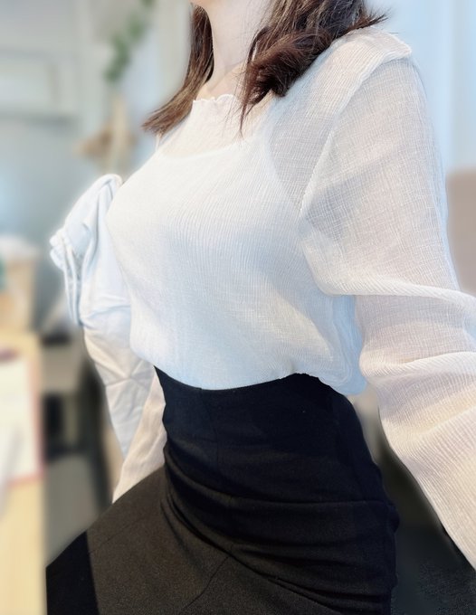 今日も大学でいろんな写真撮っちゃいました  まだ服を着てる時のえりなです https://t.co/nKRf3CrHMV