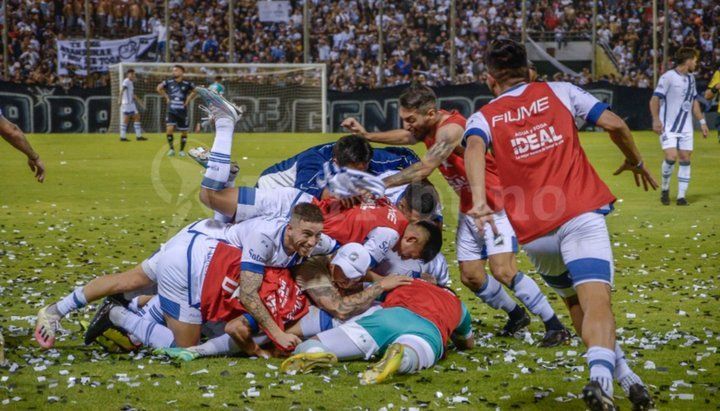 eltribuno's tweet photo. #FederaA ¿OTRA CHANCE PARA EL SANTO? Podría haber una vida más para Juventud Antoniana: analizan la posibilidad de eliminar dos de los descensos
https://t.co/B6Pcfx0GuD https://t.co/tnMDiTjGVa