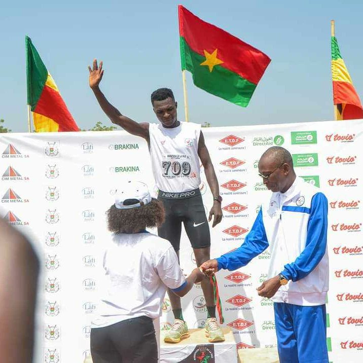 HawkinsRunning's tweet image. RESULT

Congratulations to @rkweitu40 winning the Marathon de la Paix in Burkina Faso on Saturday!

With temperatures reaching 30C, Richard sat with the lead group til around 32km and made his move winning by around 2minutes! 📸 Marathon de la Paix