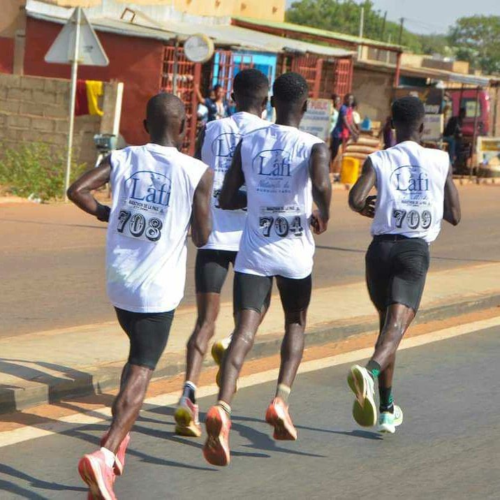 HawkinsRunning's tweet image. RESULT

Congratulations to @rkweitu40 winning the Marathon de la Paix in Burkina Faso on Saturday!

With temperatures reaching 30C, Richard sat with the lead group til around 32km and made his move winning by around 2minutes! 📸 Marathon de la Paix