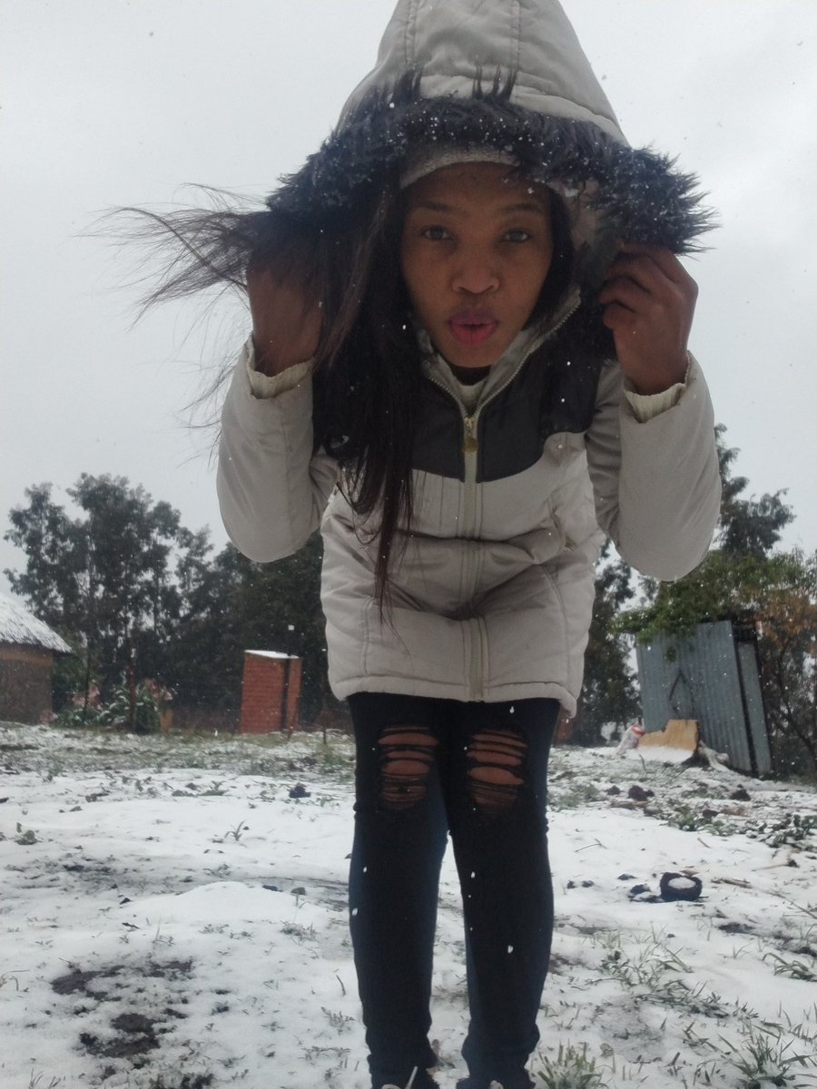 Mellanie27de's tweet photo. And then it decided to snow in October at Qwaqwa🥶🥶🥶🥶🥶 https://t.co/Qs5EQjYawk