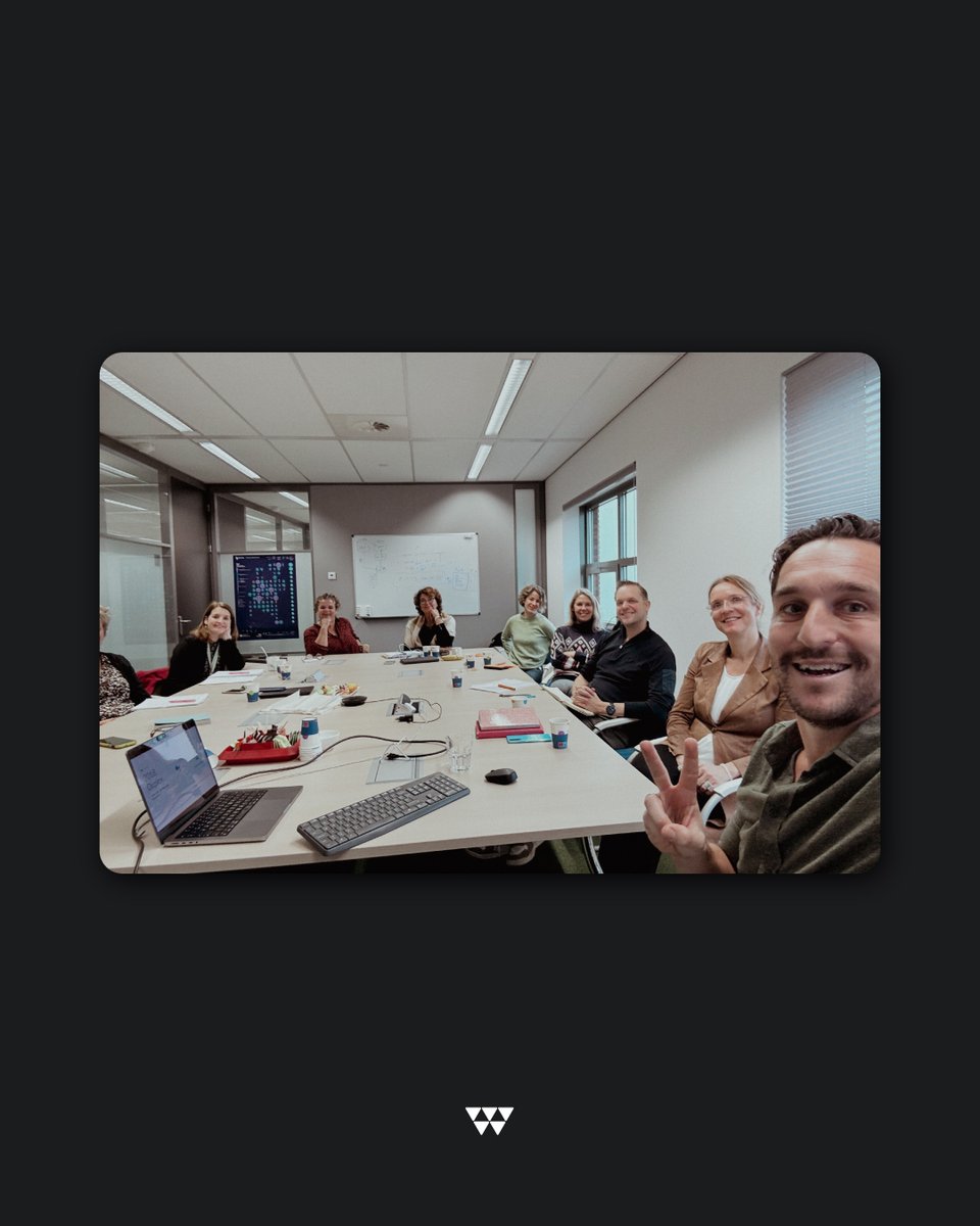 WeDigitalNL's tweet photo. Content is cruciaal in de wereld van online marketing en die wereld schudt momenteel op zijn grondvesten dankzij (generatieve) AI. Afgelopen week gaf Jesse hier een inspirerende workshop over aan de MarCom specialisten van Pantein Zorggroep.
#wedigital #socialmediamarketing #ai https://t.co/lHsqT5usDq