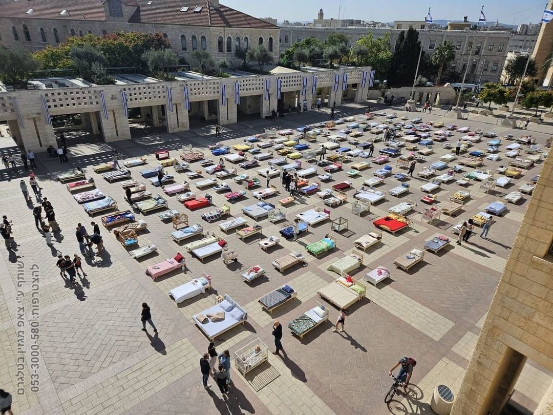 israel_hoje's tweet photo. 🇮🇱😥💔230 camas vazias na Praça Safra de Jerusalém, em recordação dos israelenses sequestrados. Queremos que voltem agora !
#Israel #HamasTerrorrists #BackHomeNOW https://t.co/qHxqzON7kr