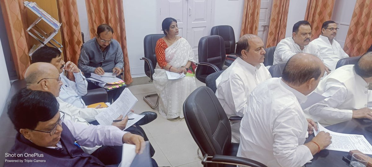 UPPSS1921's tweet photo. *शिक्षक महासंघ व शासन के बीच प्रथम दौर की वार्ता संपन्न,   
6 नवंबर 2023 को फिर से होगी वार्ता*
उत्तर प्रदेश शिक्षक महासंघ के बैनर तले 9 अक्टूबर 2023 को प्रदेश के हजारों शिक्षकों द्वारा लखनऊ में महानिदेशक कार्यालय पर धरना देने के बाद शासन द्वारा निर्धारित दो बैठकें टल जाने के उपरांत आज 30 अक्टूबर, 2023 को शिक्षक महासंघ व उत्तर प्रदेश शासन के मध्य बहुप्रतीक्षित वार्ता संपन्न हुई। महासंघ के अध्यक्ष डॉ दिनेश चंद्र शर्मा ने बताया कि श्री एम0 के0 एस0 सुंदरम प्रमुख सचिव बेसिक शिक्षा व विभागीय अधिकारियों के साथ बेसिक शिक्षकों के 21 सूत्रीय मांग पत्र पर मैराथन बैठक चली परंतु मांग पत्र के बिंदु 1 से 12 पर ही चर्चा व निर्णय हो सका मांग पत्र के शेष बिंदुओं पर 6 नवंबर, 2023 को अपराहन 3:30 बजे से पुनः वार्ता होगी।
      डा0 दिनेश चंद्र शर्मा ने बताया कि शिक्षकों को राज्य कर्मचारियों की बात उपार्जित अवकाश, द्वितीय शनिवार अवकाश, प्रतिकर अवकाश एवं अध्ययन अवकाश की अनुमन्यता हेतु एक समिति गठित की जाएगी जिसमें विभागीय अधिकारी व संगठन के पदाधिकारी रहेंगे। समिति शिक्षा का अधिकार अधिनियम को दृष्टिगत रखते हुए आवश्यक निर्णय लेगी।
 शिक्षकों को राज्य कर्मचारियों की भांति कैशलेस चिकित्सा देने के मामले में वित्त विभाग द्वारा व्यय भार का आगमन कराकर अग्रिम कार्रवाई की जाएगी।
 बेसिक शिक्षकों की
 पदोन्नति 8 नवंबर, 2023 तक प्रत्येक दशा में सुनिश्चित कर ली जाएगी।
 पारस्परिक स्थानांतरण प्राप्त कर चुके शिक्षकों को शीघ्र ही कार्य मुक्त करने हेतु शासनादेश में संशोधन हेतु प्रस्ताव मुख्यमंत्री कार्यालय को प्रेषित कर दिया गया है। शीघ्र ही पारस्परिक स्थानांतरण के शिक्षकों को कार्यमुक्त करके स्थानांतरित विद्यालय में कार्यभार ग्रहण करा दिया जाएगा।
 वर्ष 2014 व उसके पश्चात नियुक्त शिक्षकों को सामूहिक बीमा का लाभ देने की प्रक्रिया 30 नवंबर, 2023 तक पूर्ण कर ली जाएगी।
बेसिक शिक्षा में चयन वेतनमान में 12 वर्ष की सेवा पूर्ण कर चुके सभी शिक्षकों को माध्यमिक शिक्षकों की भांति प्रोन्नत वेतनमान देने के प्रकरण में प्रदेश में लाभान्वित होने वाले कुल शिक्षकों की संख्या के अनुसार संभावित व्यय भार का आगणन कराकर अग्रिम कार्रवाई की जाएगी। 
1 जनवरी, 2006 के पश्चात ग्रेड वेतन 4600 में पदोन्नति पाने वाले शिक्षकों की पदोन्नति की तिथि से न्यूनतम मूल वेतन 17140 प्रदान करने के मामले में भारत सरकार के पत्र दिनांक 8 दिसंबर, 2023 के क्रम में वित्त विभाग से परामर्श कर अग्रिम कार्रवाई की जाएगी।
 ऐसे शिक्षक जिनका चयन 1 अप्रैल 2005 से पूर्व हो गया था परंतु उनके कार्यभार ग्रहण 1 अप्रैल 2005 के पश्चात हुआ है, को भारत सरकार के पत्र दिनांक 3 मार्च, 2023 के अनुसार पुरानी पेंशन से आच्छादित करने के प्रकरण में विभाग द्वारा तर्क दिया गया कि इस श्रेणी के शिक्षकों के मामले में माननीय उच्चतम न्यायालय ने शिक्षकों के पक्ष में निर्णय नहीं दिया है। संघ के पदाधिकारियों ने कहा कि विभाग द्वारा माननीय उच्चतम न्यायालय में शिक्षकों को प्रशिक्षणार्थी सिद्ध किया गया है जबकि उनका चयन शिक्षकों के रूप में हुआ है, लेकिन माननीय उच्चतम न्यायालय भारत सरकार के आदेश के क्रम में किसी भी शिक्षक को लाभ देने से वंचित नहीं करता है। इसलिए इस पर पुनर्विचार करने पर सहमति बनी।
बैठक में महासंघ की ओर से श्री ध्रुव कुमार त्रिपाठी एम0एल0सी0 व नेता शिक्षक दल, श्री सुरेश कुमार त्रिपाठी पूर्व एम0एल0सी0 व संयोजक महासंघ, श्री संजय सिंह महामंत्री उत्तर प्रदेशीय प्राथमिक शिक्षक संघ, श्री नरेंद्र वर्मा महामंत्री माध्यमिक शिक्षक संघ, श्री शिव शंकर पांडे कोषाध्यक्ष उत्तर प्रदेशीय प्राथमिक शिक्षक संघ, श्री राधे रमण त्रिपाठी वरिष्ठ उपाध्यक्ष उत्तर प्रदेशीय प्राथमिक शिक्षक संघ एवं विभाग की ओर से श्री विजय किरन आनंद महानिदेशक स्कूल शिक्षा, डॉ महेंद्र देव शिक्षा निदेशक बेसिक एवं माध्यमिक, श्री प्रताप सिंह बघेल सचिव बेसिक शिक्षा परिषद एवं श्री गणेश कुमार संयुक्त शिक्षा निदेशक उपस्थित रहे।