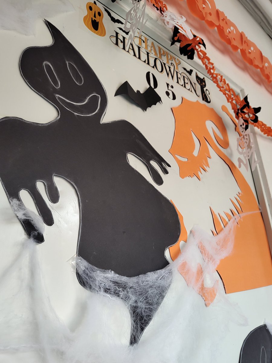 FernandoI_VdDJ's tweet photo. El centro  ya está preparado para una noche terrorífica de Halloween!!! #halloween #ValenciadeDonJuan #Coyanza #FernandoI #TodosLosSantos https://t.co/U3ISuhsU17