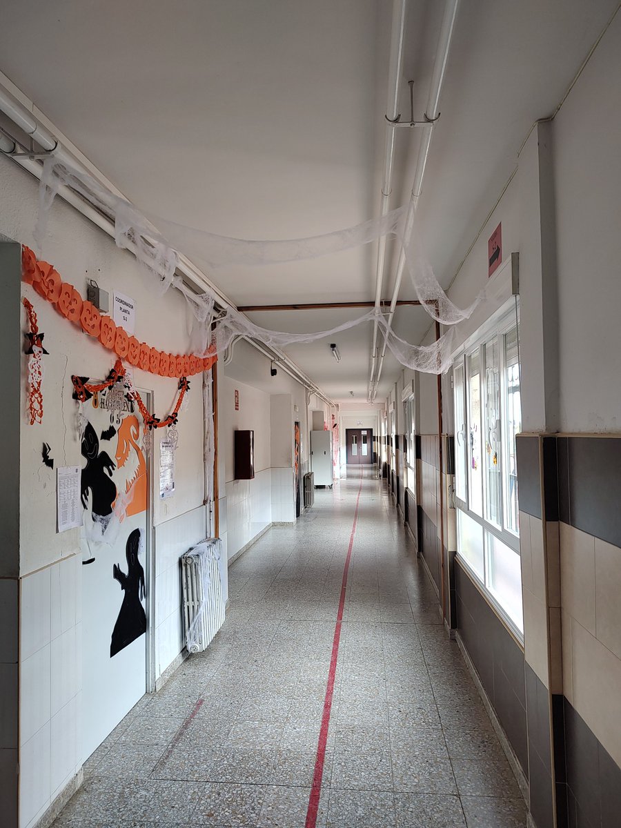 FernandoI_VdDJ's tweet photo. El centro  ya está preparado para una noche terrorífica de Halloween!!! #halloween #ValenciadeDonJuan #Coyanza #FernandoI #TodosLosSantos https://t.co/U3ISuhsU17