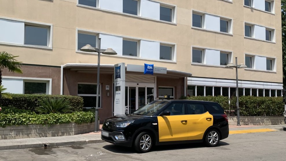 #AMB

Què pots fer si t'has deixat un objecte important al taxi? 😱

1⃣ Trucar al 93 70 70 600 
2⃣ Omplir el formulari 👉 bit.ly/3gmsyVA 

Per poder-lo localitzar és important que coneguis el número de llicència o la matrícula del vehicle ⬇️
apareixen al rebut.