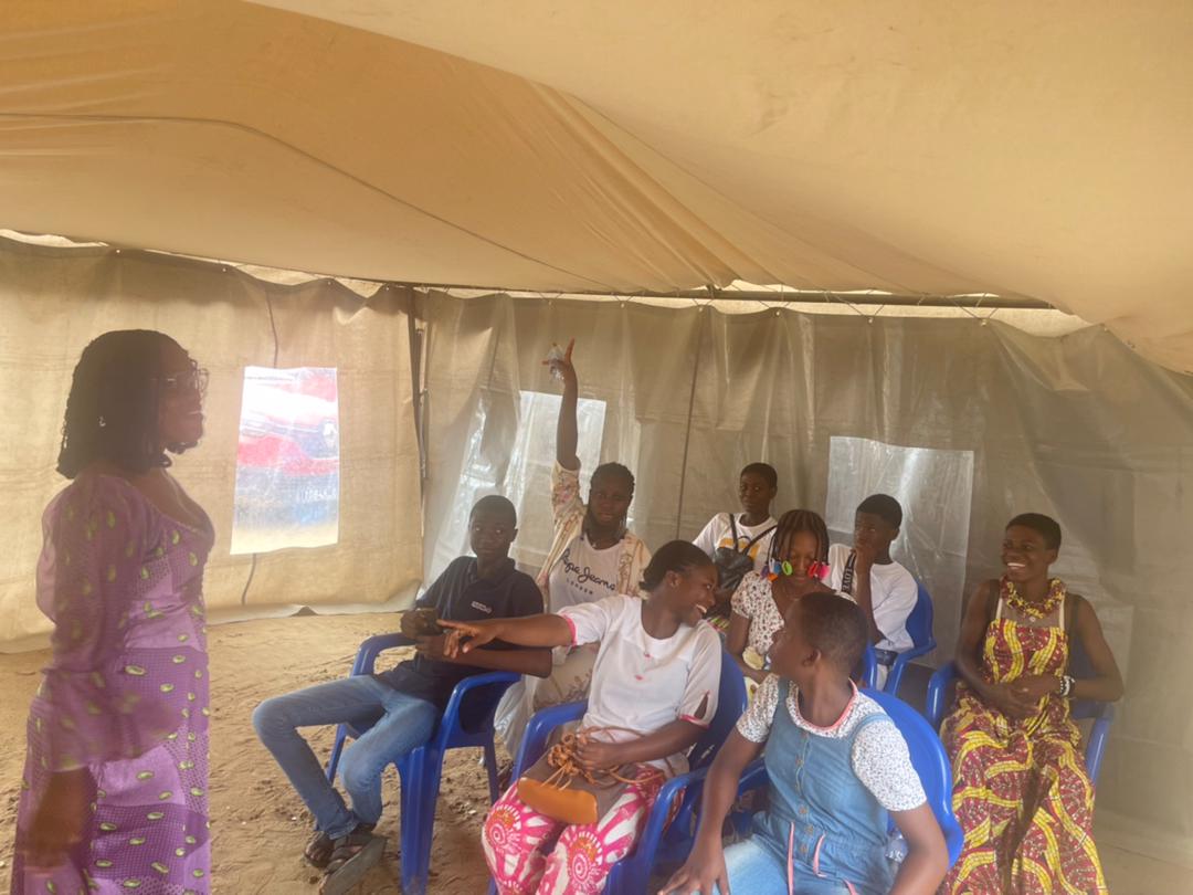 OAfumi36677's tweet photo. AFUMI a organisé ce 21 octobre 2023 un AFUMI Young Talk pour former des adolescents d'un quartier d'Abidjan sur la thématique de la santé sexuelle et reproductive et le leadership associatif. 
L'atelier a été animée par la Directrice Exécutive de AFUMI, Axelle Blé.
#teach4change https://t.co/y6g4tcKzSt