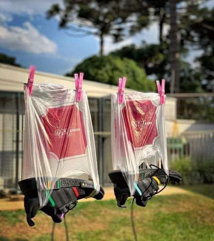 EnsedeCiencia's tweet photo. Después de aprender este consejo, solo puedo secar mis zapatillas así. ¡Es mucho más rápido! 💡 🍀🎄💐 https://t.co/Fs4upXNab1