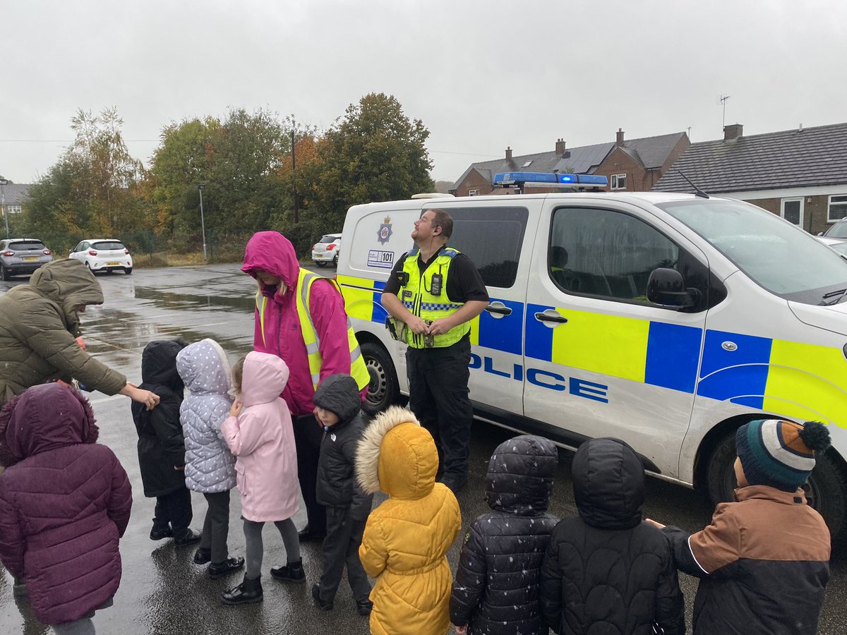 church_prim's tweet photo. Food tasting, carving , visit from the @WYP_BradfordW &amp; @RSMusicSchool all a great start to our hook day on our first day back 😊 @eyfschurch @year5and6church @Y4church_prim @Y2church_prim @WeAreBDAT @Donnaxj600s @Nurturestjames #hookday https://t.co/sulHtntSmD