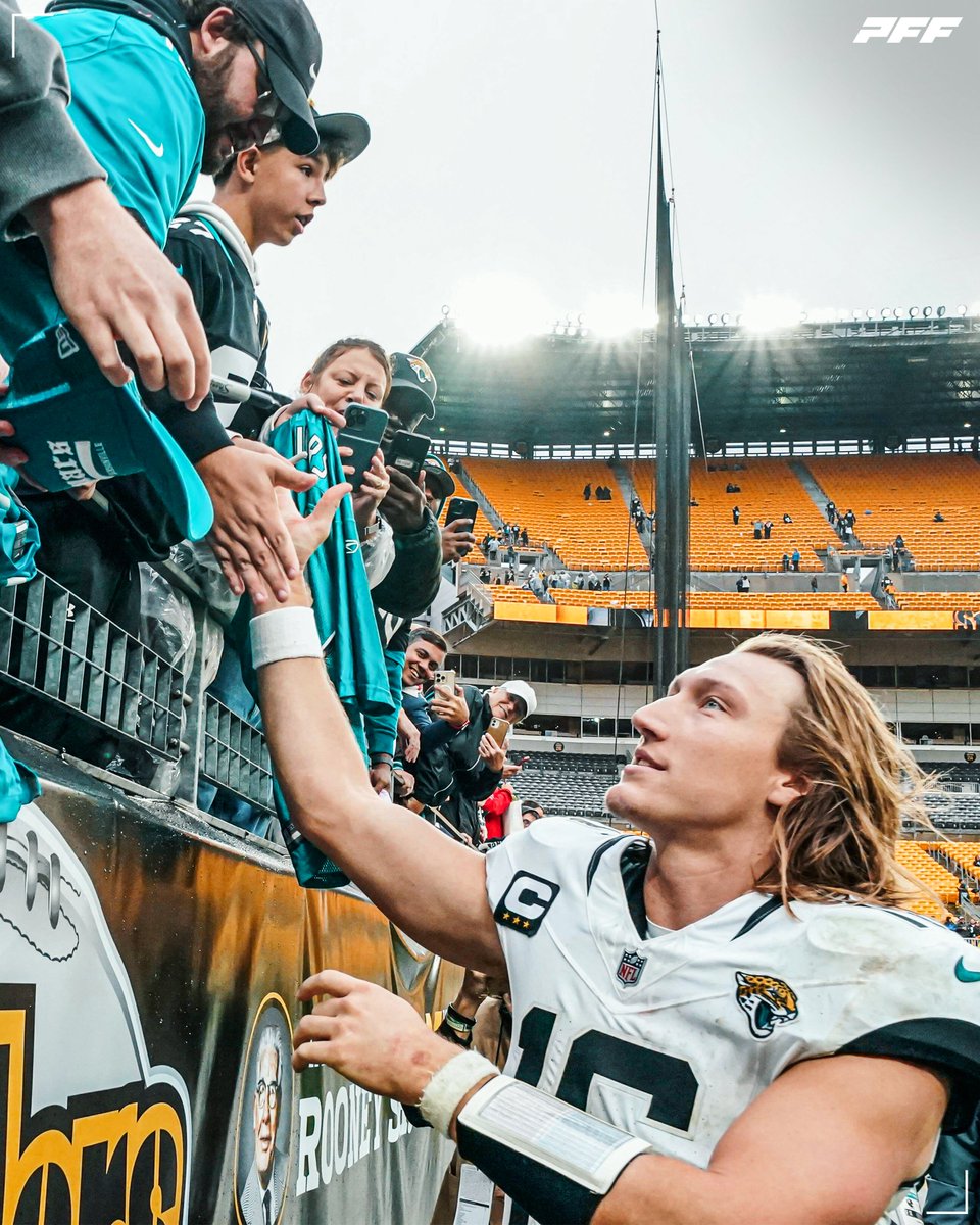 PFF_Jaguars's tweet photo. Trevor Lawrence on 3rd down vs. the Steelers:

9/9
104 yards
2 big time throws
114.8 passer rating 

💪 https://t.co/cFlMaxrbHH