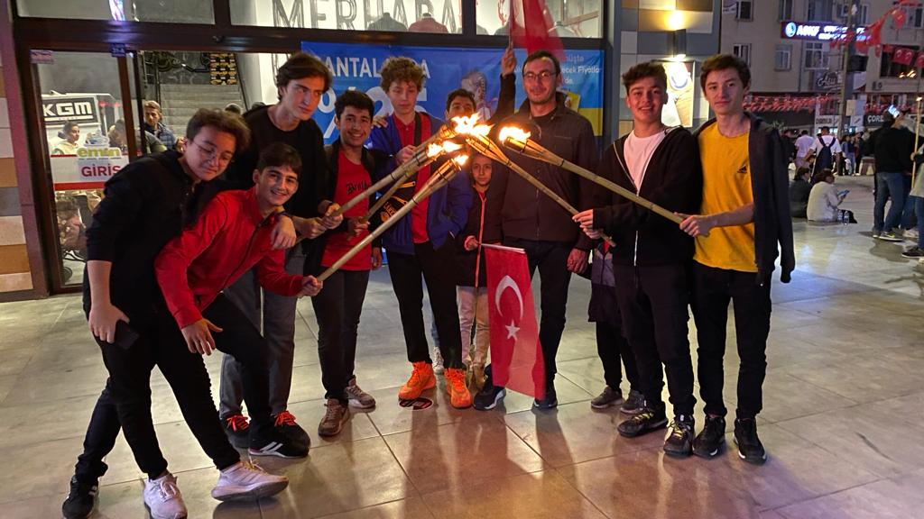 Fener Alayına katılan öğrenciler ve öğretmenimiz