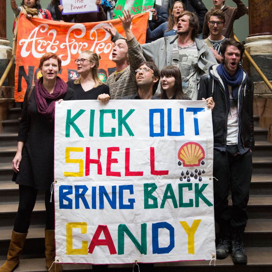 On Thursday at 6pm, join us for this exciting *free* workshop on 'Creative Solidarity' led by members of the "actor-vist" theatre group 'BP or not BP?' 🎭🏛️🪧

Sign up for a free ticket at the following link! 👇
eventbrite.co.uk/e/creative-sol…
#oilsponsorship #fossilfreeculture