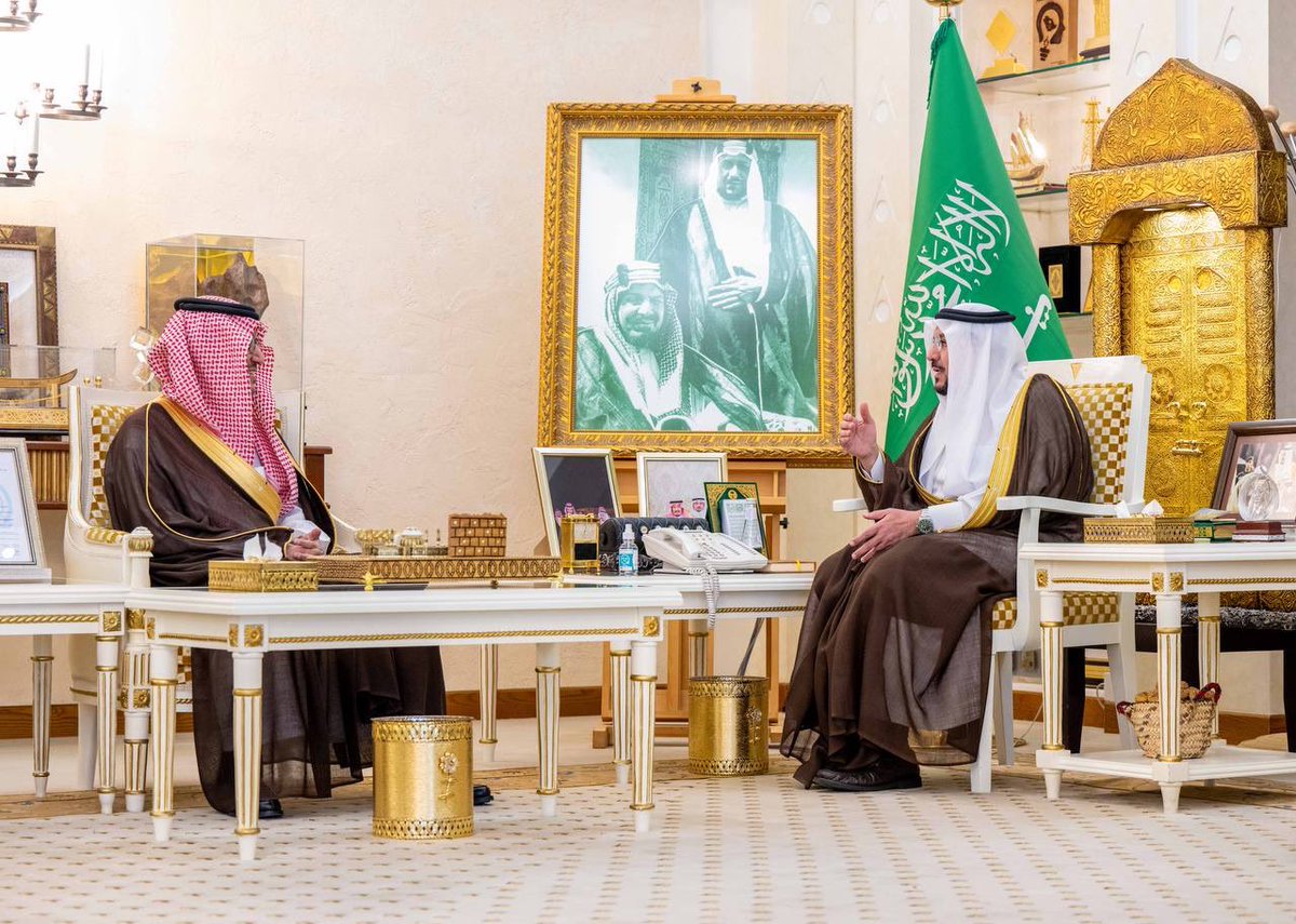 EmarahAlQassim's tweet photo. ثمّن سموه مضامين المذكرة التي تسهم في تطوير وتطبيق الحوكمة والرقابة وتحسين الأداء لخدمة المواطنين..

سمو #أمير_منطقة_القصيم يستقبل معالي محافظ هيئة الزكاة والضريبة والجمارك المهندس سهيل أبانمي ويشهد توقيع مذكرة تفاهم بين إمارة المنطقة والهيئة لتفعيل العمل التكاملي ونقل المعرفة المرتبطة بأعمال المراجعة الداخلية بين الطرفين.