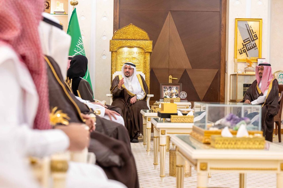 EmarahAlQassim's tweet photo. ثمّن سموه مضامين المذكرة التي تسهم في تطوير وتطبيق الحوكمة والرقابة وتحسين الأداء لخدمة المواطنين..

سمو #أمير_منطقة_القصيم يستقبل معالي محافظ هيئة الزكاة والضريبة والجمارك المهندس سهيل أبانمي ويشهد توقيع مذكرة تفاهم بين إمارة المنطقة والهيئة لتفعيل العمل التكاملي ونقل المعرفة المرتبطة بأعمال المراجعة الداخلية بين الطرفين.