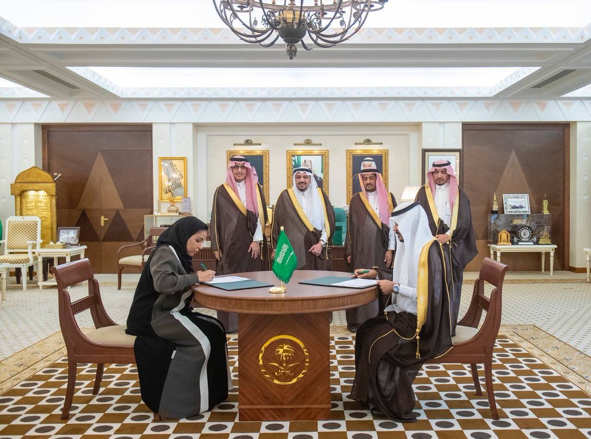 EmarahAlQassim's tweet photo. ثمّن سموه مضامين المذكرة التي تسهم في تطوير وتطبيق الحوكمة والرقابة وتحسين الأداء لخدمة المواطنين..

سمو #أمير_منطقة_القصيم يستقبل معالي محافظ هيئة الزكاة والضريبة والجمارك المهندس سهيل أبانمي ويشهد توقيع مذكرة تفاهم بين إمارة المنطقة والهيئة لتفعيل العمل التكاملي ونقل المعرفة المرتبطة بأعمال المراجعة الداخلية بين الطرفين.