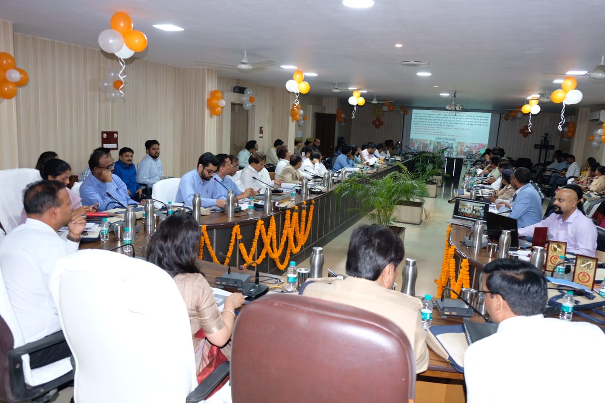 जनपद बरेली में <a href="/UPMahilaKalyan/">UP Mahila Kalyan</a> द्वारा मिशन वात्सल्य एवं मिशन शक्ति के प्रभावी क्रियान्वयन हेतु मंडल स्तरीय कार्यशाला का आयोजन <a href="/CommissionerBa1/">Commissioner, Bareilly Division</a> की अध्यक्षता में हुआ I जिसमें चाइल्ड हेल्पलाइन, बच्चों/महिलाओं से सम्बंधित कानून की लघु फिल्म/ पीपीटी के माध्यम से चर्चा की गयी ✅