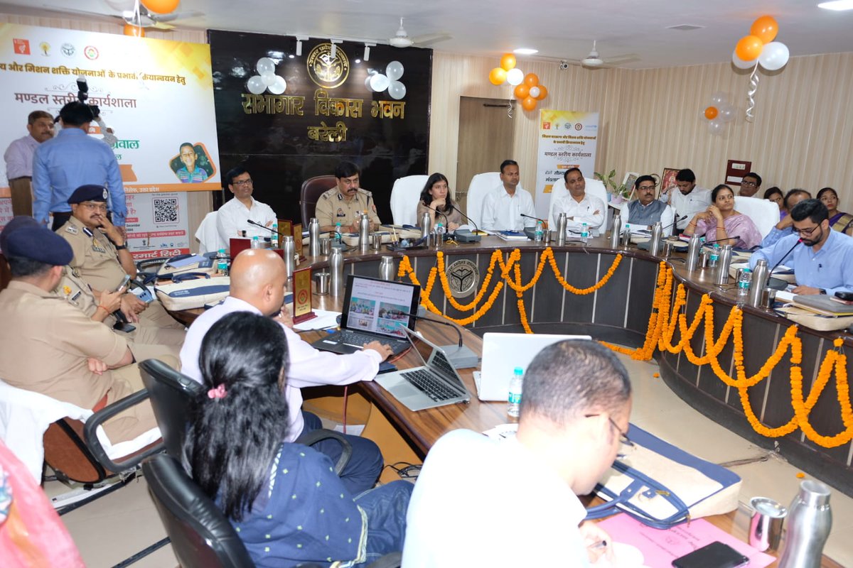 CdoBareilly's tweet photo. जनपद बरेली में @UPMahilaKalyan द्वारा मिशन वात्सल्य एवं मिशन शक्ति के प्रभावी क्रियान्वयन हेतु मंडल स्तरीय कार्यशाला का आयोजन @CommissionerBa1 की अध्यक्षता में हुआ I जिसमें चाइल्ड हेल्पलाइन, बच्चों/महिलाओं से सम्बंधित कानून की लघु फिल्म/ पीपीटी के माध्यम से चर्चा की गयी ✅ https://t.co/oJ1buoAjNJ