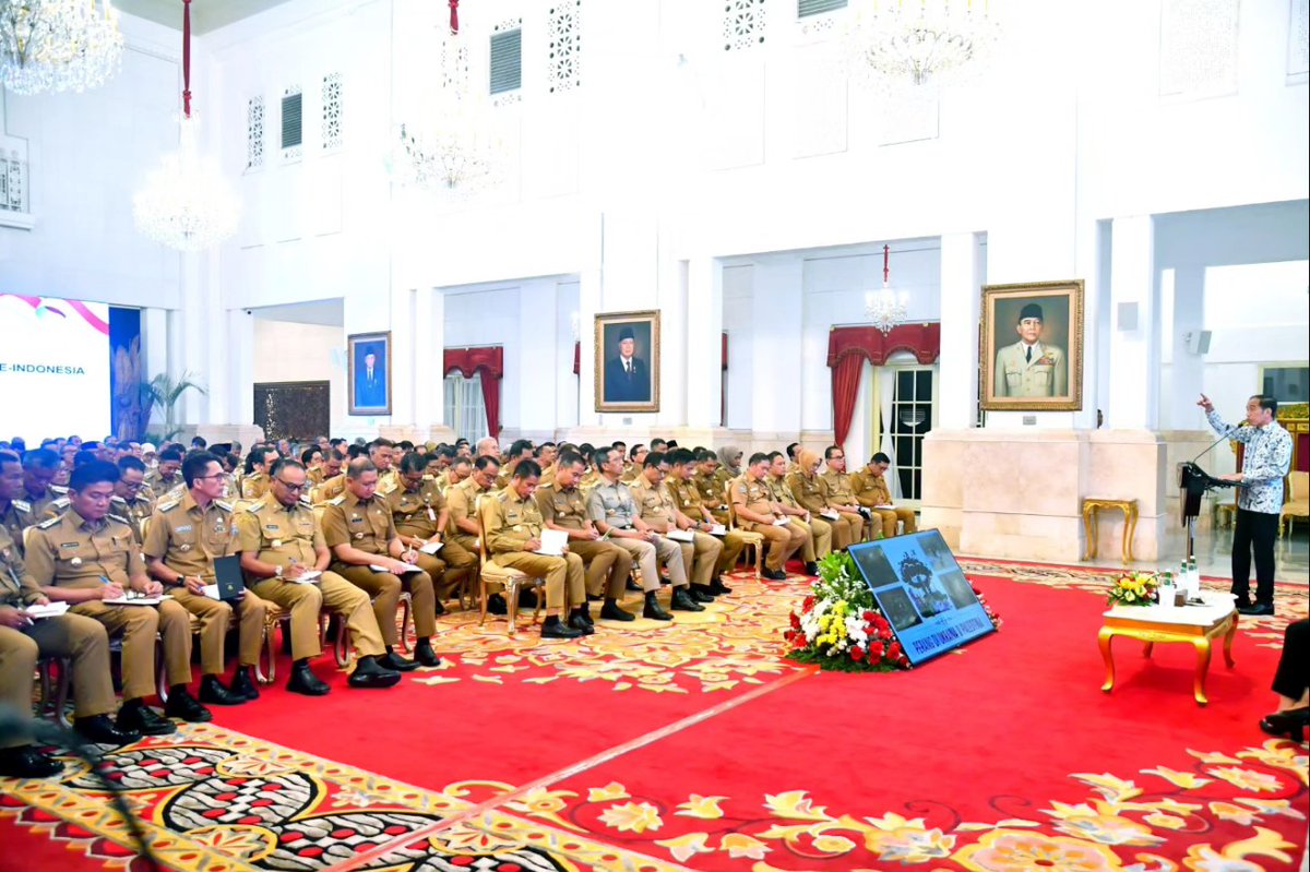 jokowi's tweet photo. Hari ini di Istana Negara, saya bertemu dan menyampaikan arahan kepada para penjabat kepala daerah se-Indonesia. 

Saya mendorong pemerintah daerah untuk mengendalikan inflasi dengan menjaga stabilitas harga barang kebutuhan pokok di pasar. Saya juga meminta daerah mengalokasikan anggaran untuk stimulus ekonomi dan bantuan sosial kepada masyarakat. Terkait fenomena super el nino sekarang ini, saya mengingatkan para penjabat kepala daerah untuk waspada. Meski di beberapa daerah hujan telah turun, potensi kebakaran harus tetap diantisipasi. 

Dalam hal reformasi birokrasi, saya menekankan pentingnya menyederhanakan prosedur dan tata kelola khususnya dalam hal pelayanan perizinan bagi investor. Bagaimana pun investasi sangat berpengaruh terhadap pertumbuhan ekonomi nasional. 

Memasuki tahun politik 2024, pada kesempatan ini saya menegaskan agar para kepala daerah terus memberikan dukungan kepada KPUD dan Bawaslu, tanpa melakukan intervensi apapun, serta memastikan netralitas ASN terjaga. 

Terakhir, saya mendorong daerah untuk terus mendukung program prioritas pemerintah seperti penurunan kemiskinan ekstrem, pemberantasan stunting, dan hilirisasi industri.