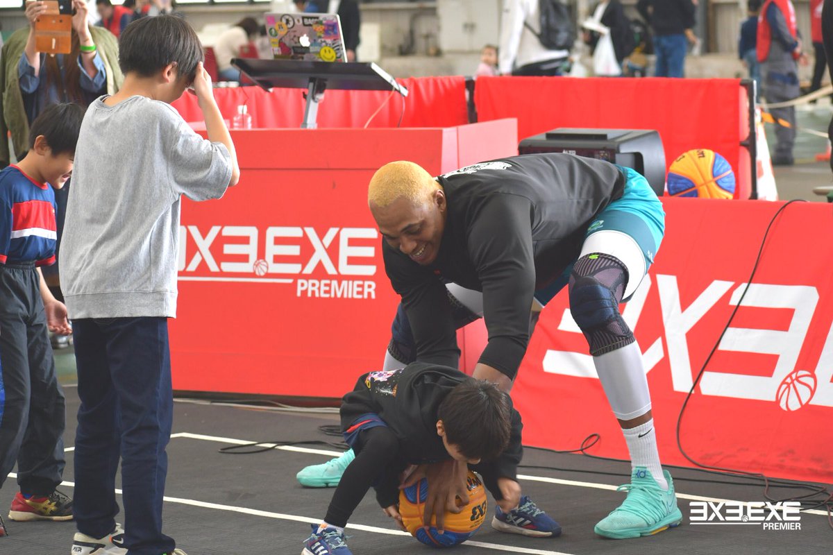 3x3league's tweet photo. 📷PHOTO GALLERY✈️
JAL GROUP 2023 OPEN HOUSE in NRT

✔︎一瞬で子供たちの心を掴む @yuichirobin 
✔︎会場を盛り上げてくださったMC @koniwayasumasa さんと　DJ @__djneco さん
✔︎選手からボールを奪えるか！？
✔︎2m超のビッグマン越しのシュート、果たして、、、！

#3x3EXE #JAL #成田空港 https://t.co/EaurlPcFEW