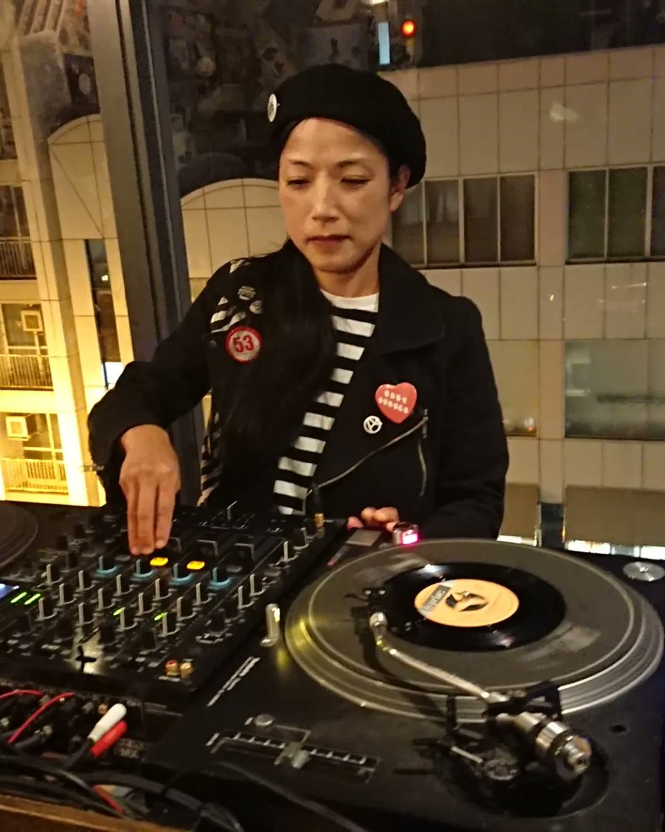 h0qBa5C7tbN2Rzl's tweet photo. 昨夜は市内某 #WordUPstudio でライヴイベント
最近何気に一番観てる
#sallythehusky
久々だけどシビレる
#シュレディンガーの嘘
#DJ #KANAKO もナイスセレクト👍
スペシャルゲストに
#十三花女王様 とのSMコラボレーションもあったよ(内容はナイショ)
良か晩じやった!ありがとうございます。 https://t.co/mtMtsmj4Vw