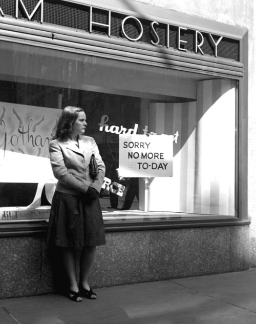 "Acepta todo y, luego, la tragedia desaparece. O la tragedia te ilumina, de todos modos, estás justo ahí, pasando liviano por el mundo".
Alice Munro
📷Fred Stein