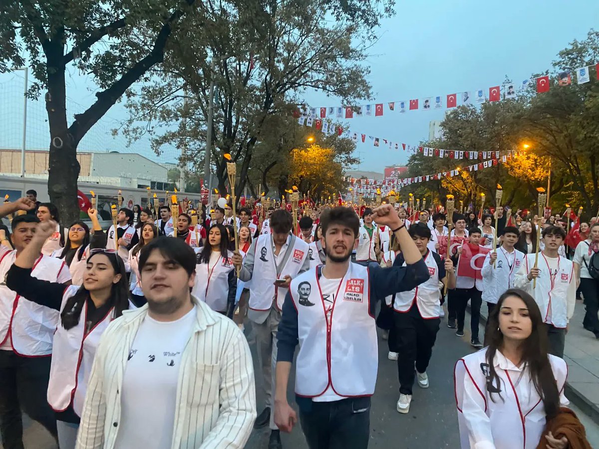 Cumhuriyetimizin 100. yılında; örgütümüzün abisi Dr. Recep Cengiz, Dönem Sözcümüz Bertuğ Diler, Ankara Halkçı Liseliler Temsilcisi Güney Denkli ve Halkçı Liseliler Ankara örgütümüz ile birlikte coşkuyla atamızın huzuruna yürüdük. 

Atamızın bize emaneti olan Cumhuriyetimize