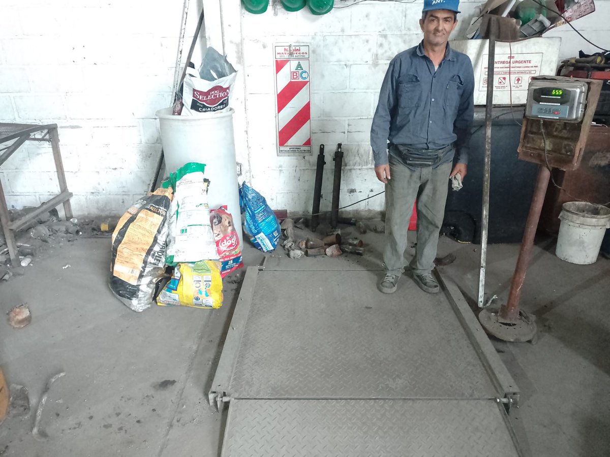 conarcoop's tweet photo. Siguiendo los procesos que se iniciaron en la incubadora de cooperativas de reciclaje con el @INAESarg y el @cesoincuba, les mostramos la balanza que adquirieron lxs compañerxs de la Cooperativa San Expedito, de la Rioja. Esto les permitirá mejorar sus controles diarios.

#FERCOA https://t.co/osbdruHnKh