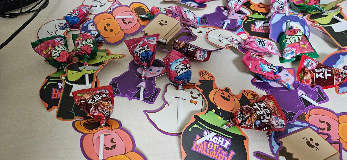 torylee03's tweet photo. Halloween is coming!
I wrapped some sweets up for my club members!
What do you think about it, is it great?
Then how about being ready for tomorrow?!
Plz let me know if you have a special plan for HOLLOWEEN :)
Let's have some fun! https://t.co/gdvL2AeEgX