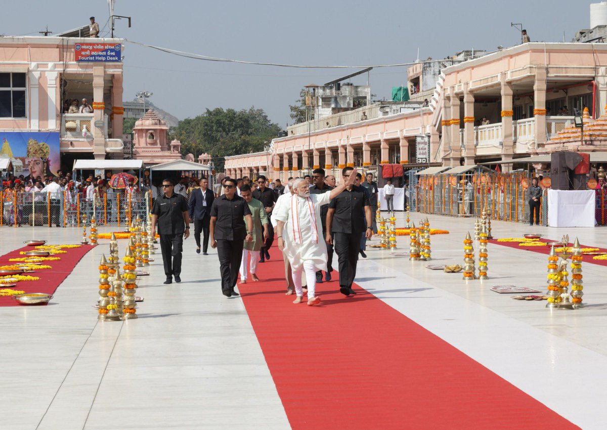 narendramodi's tweet photo. આજ રોજ અંબાજી ખાતે મા અંબાના દર્શન કર્યા અને સહુનાં સુખ, સમૃદ્ધિ અને ઉત્તમ સ્વાસ્થ્ય માટે પ્રાર્થના કરી. https://t.co/cz8s7vLyOe