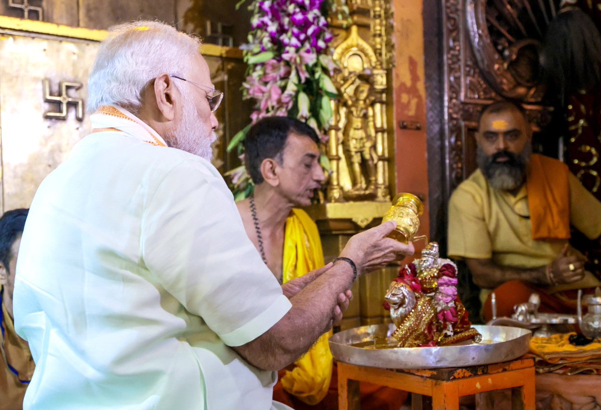 narendramodi's tweet photo. આજ રોજ અંબાજી ખાતે મા અંબાના દર્શન કર્યા અને સહુનાં સુખ, સમૃદ્ધિ અને ઉત્તમ સ્વાસ્થ્ય માટે પ્રાર્થના કરી. https://t.co/cz8s7vLyOe