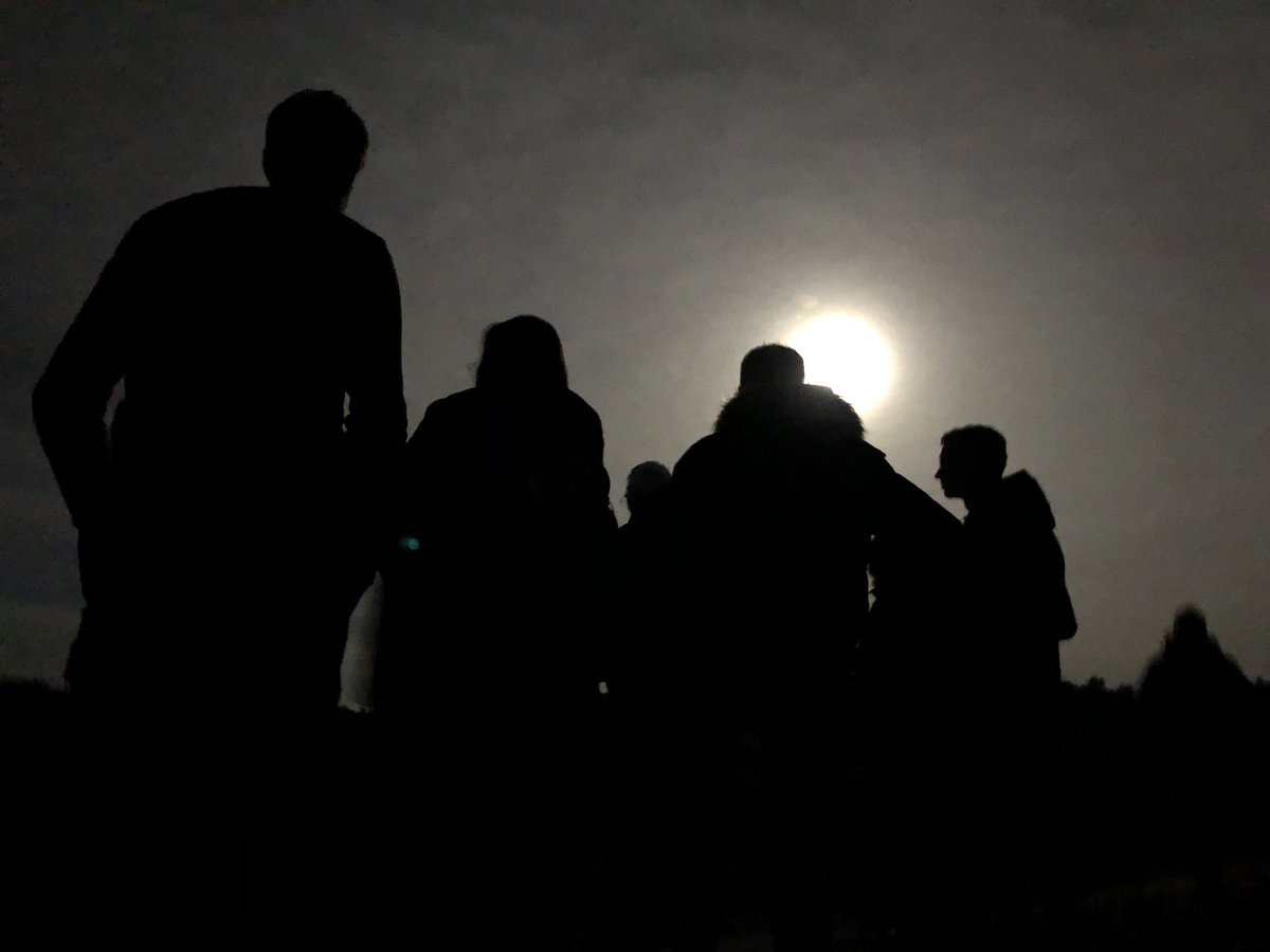 In stilte 🤫 bij #vollemaan 🌕 een wandeling maken over de Tongerense heide <a href="/glk/">GLK&</a> tijdens de <a href="/nachtvandenacht/">Nacht van de Nacht</a>. #Stilte, we zijn er niet meer aan gewend, net als #duisternis. Maar mens 👩🏼‍🌾 en natuur 🦉 🦇 🐗 hebben het wel hard nodig. Bijzonder om dit samen te ervaren. #veluwe