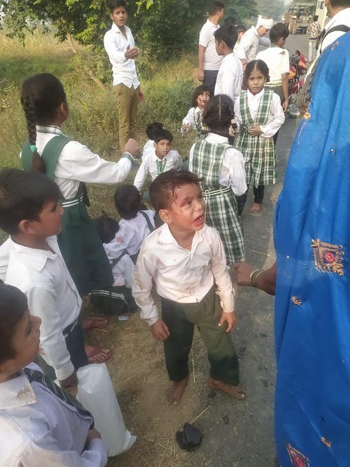 sparajesh02's tweet photo. दुःखद सूचना: बदायूं में स्कूल वैन और बस में भीषण टक्कर, 17 मासूम बच्चों की मौके पर मौत की खबर https://t.co/MEeMRQrtoz