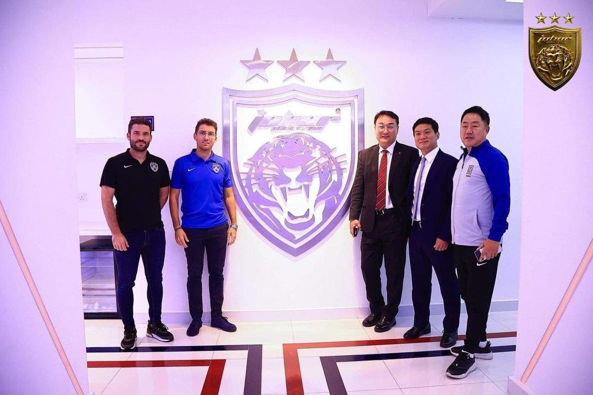 JDT RECEIVE VISIT FROM KOREA FOOTBALL ASSOCIATION DELEGATION

Johor Darul Ta'zim FC (JDT) received a visit from a Korea Football Association (KFA) delegation led by Vice President Choi Young-il on 30 October 2023. 

The delegation included several U-18 teams from various high