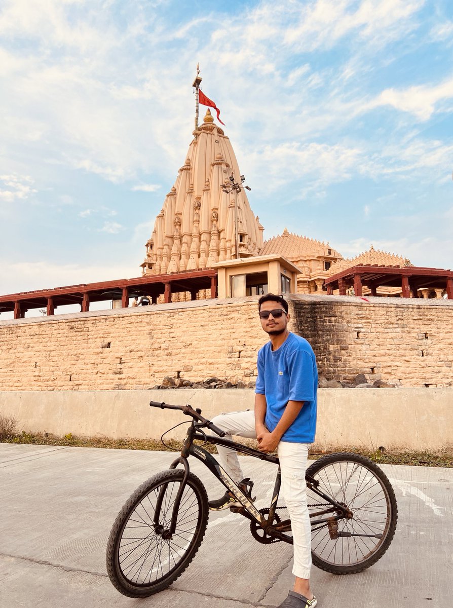 सौराष्ट्रदेशे विशादे-तिरामये
ज्योतिर्मयं चंद्र कलावासंतम।
भक्तिप्रदानाय कृपावतीर्नम
तम सोमनाथं शरणं प्रपद्ये ॥🙏🏻

📍શ્રી સોમનાથ જ્યોતિર્લિંગ મંદિર
(આજ પણ એ જ અડીખમતાથી ઊભુ શ્રીમહાદેવનું બારમાંનું પહેલું જ્યોતિર્લિંગ) #Somnath