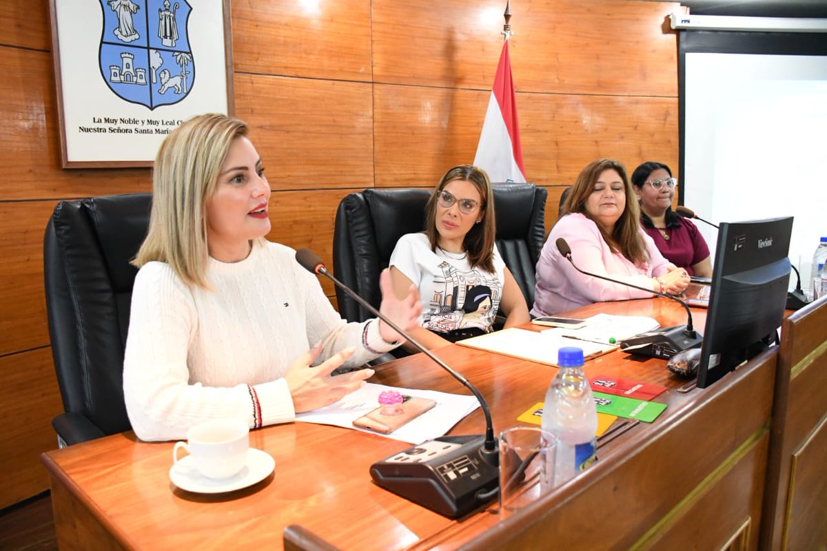 MINNAParaguay's tweet photo. ➡️En el marco de la Participación protagónica, la viceministra de Desarrollo Regional, @DVArguelloC, participó junto a la presidenta de la @juntasuncion, @FioForestieri, de la culminación del Proyecto "Empoderando juventudes: Concejales por un día". 

➕🔗https://t.co/34rQB9TJe5 https://t.co/yojdFqsY5K