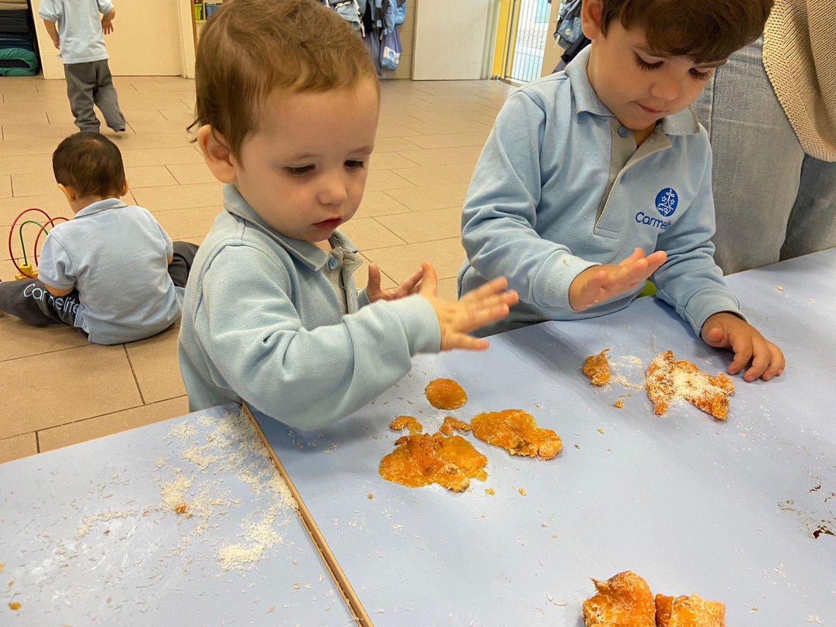 carmelitestgn's tweet photo. #ADMTWC #LLARC els nostres petitons i petitones de la llar estan fent màxima producció de panellets! Això va bé, endavant! #viucarmelites #viscalestradicions https://t.co/07PBn9Nmz0