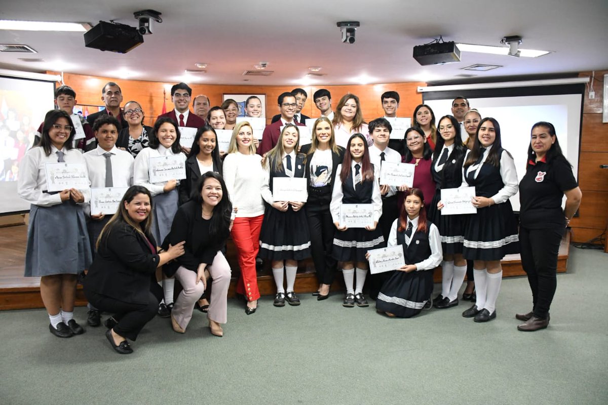 MINNAParaguay's tweet photo. ➡️En el marco de la Participación protagónica, la viceministra de Desarrollo Regional, @DVArguelloC, participó junto a la presidenta de la @juntasuncion, @FioForestieri, de la culminación del Proyecto "Empoderando juventudes: Concejales por un día". 

➕🔗https://t.co/34rQB9TJe5 https://t.co/yojdFqsY5K