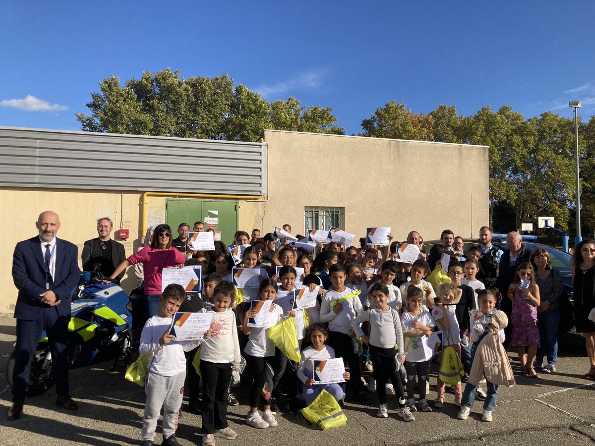 Prefet84's tweet photo. Le sous-préfet chargé de mission à la #politiquedelaville84 était présent le 27 octobre à la journée de rapprochement #policepopulation.
👏Ce partenariat @prefet84 / ville du #Pontet / Grand Delta Habitat a permis à 200 enfants de rencontrer différents acteurs de la citoyenneté. https://t.co/gplg0oIAcG