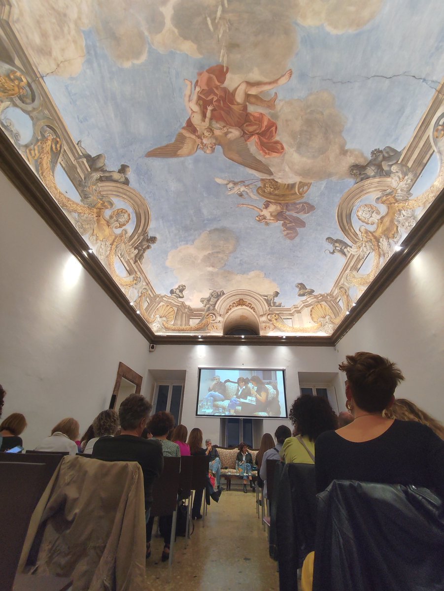 PetulaBrafa's tweet photo. Di cieli e libretti azzurri a #Roma💙, e pure in una splendida cornice (il podcast vale tv😎) per @esterviola
#voltarepagina #einaudi #esterviola #spaziosette #tickettoread #ottobre https://t.co/cunIiIQzxv