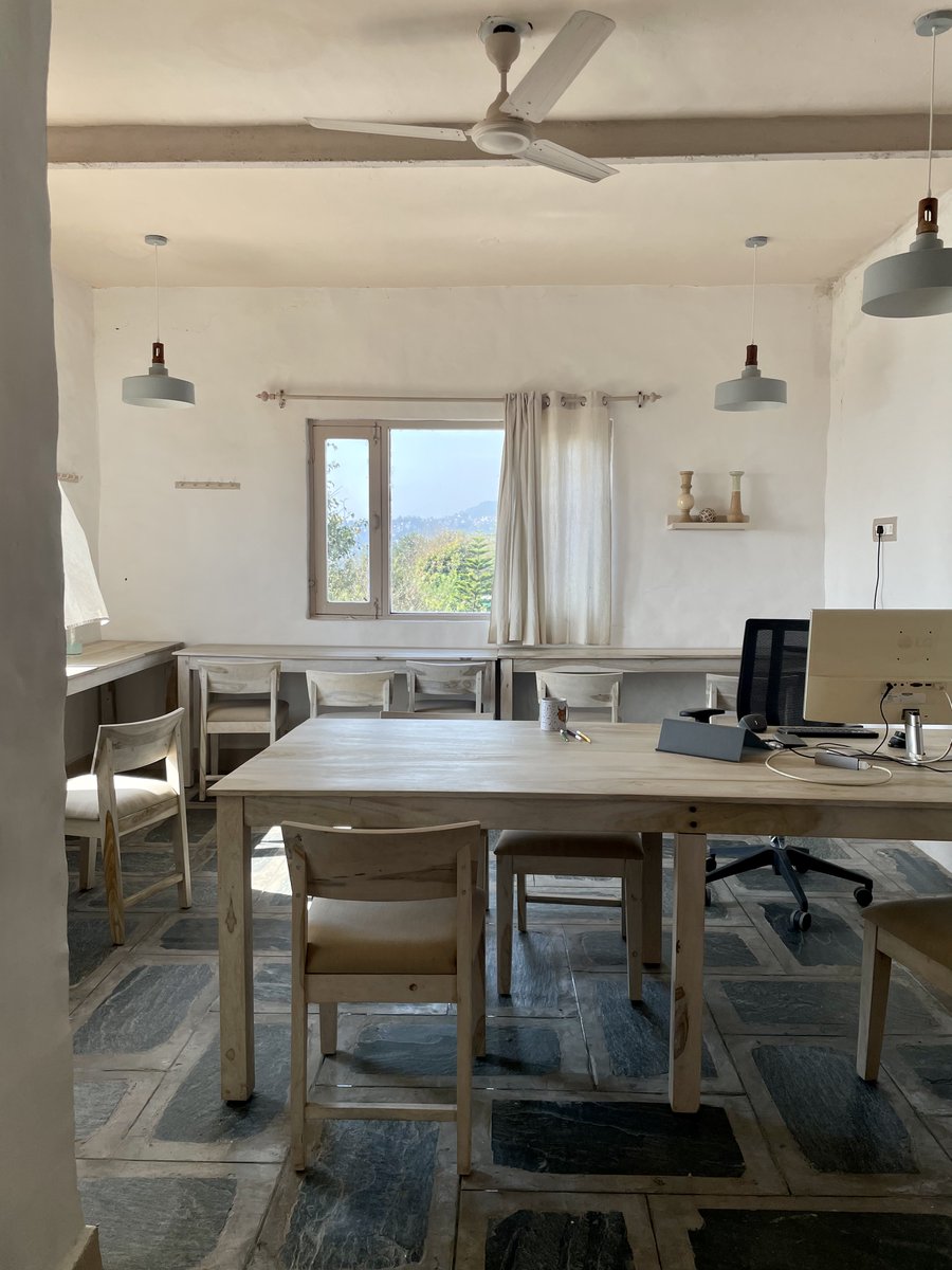 Somya_Crazy's tweet image. found the best coliving, coworking space in 🏔️

- view: mighty Dhauladhar range
- cozy rooms
- coworking space
- home food
- amazing wifi (see 🧵)

why is this place really special?

people here are living the slow mountain life, blocking out city chaos &amp;amp; rediscovering themselves