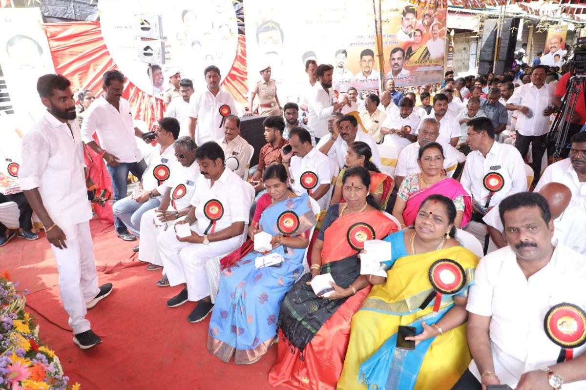 _RamaniMadhavan's tweet photo. சென்னை தெற்கு மாவட்டம் மதுரவாயல் தெற்கு பகுதி 149வது வார்டில் நேற்று 29.10.2023 நட���பெற்ற முத்தமிழ் அறிஞர் கலைஞர் அவர்களுடைய திருஉருவச் சிலையும் பேரறிஞர் அண்ணா அவர்களின் திருஉருவ சிலையும் திறப்பு விழாவில் 147 வது வார்டு சார்பில் கலந்து கொண்ட போது.

#DMK
#RamaniMadhavanMC https://t.co/cBDJJ4Qlu7
