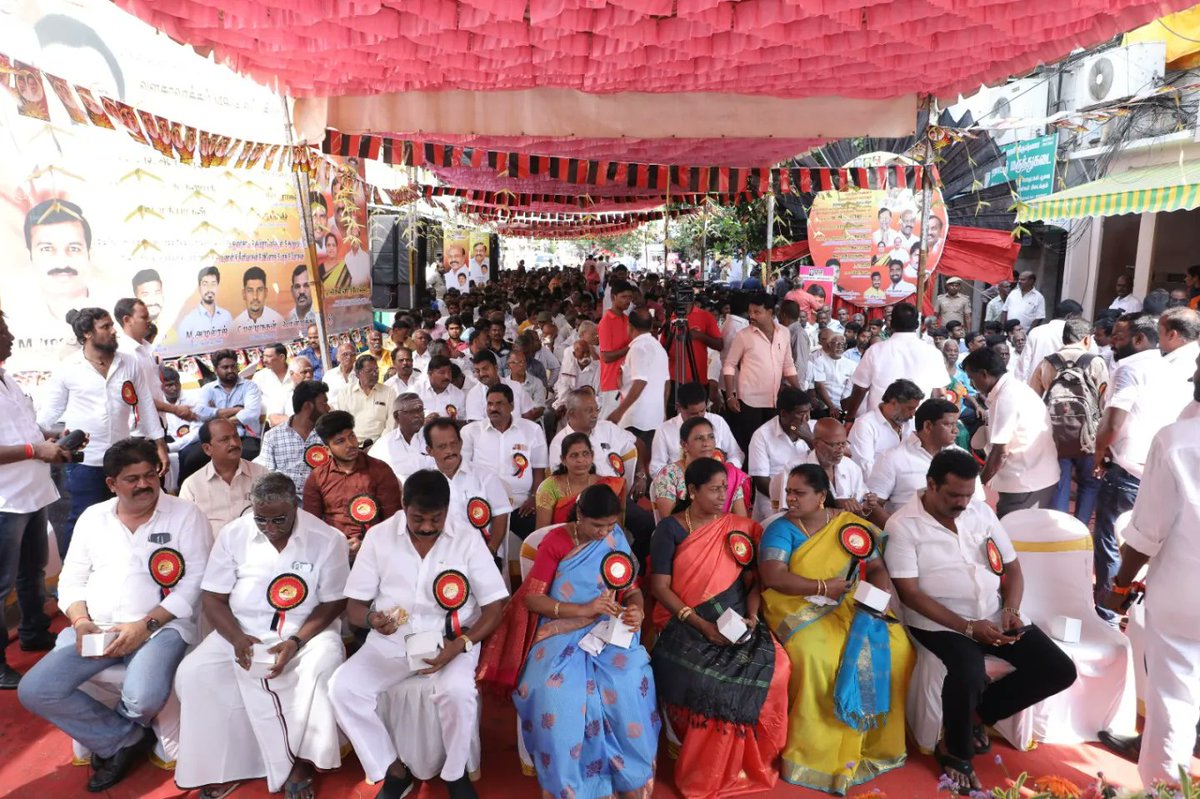 _RamaniMadhavan's tweet photo. சென்னை தெற்கு மாவட்டம் மதுரவாயல் தெற்கு பகுதி 149வது வார்டில் நேற்று 29.10.2023 நட���பெற்ற முத்தமிழ் அறிஞர் கலைஞர் அவர்களுடைய திருஉருவச் சிலையும் பேரறிஞர் அண்ணா அவர்களின் திருஉருவ சிலையும் திறப்பு விழாவில் 147 வது வார்டு சார்பில் கலந்து கொண்ட போது.

#DMK
#RamaniMadhavanMC https://t.co/cBDJJ4Qlu7
