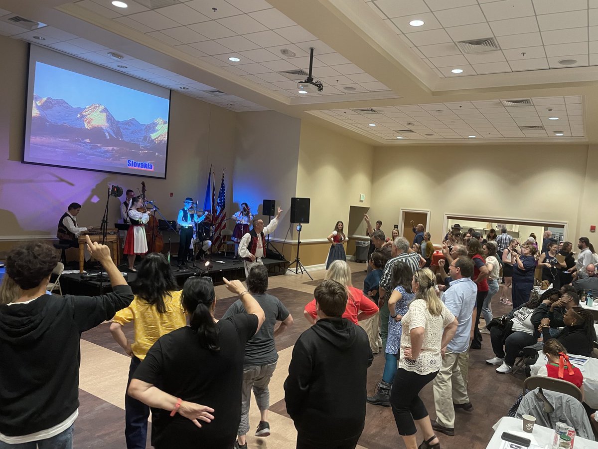 RadovanJavorcik's tweet image. Full house @ #Sykesville MD 🇸🇰🇨🇿 Festival - the liveliest so far I have seen. Thanks “Pajtáši” for lead and all #CSHA in Maryland volunteers