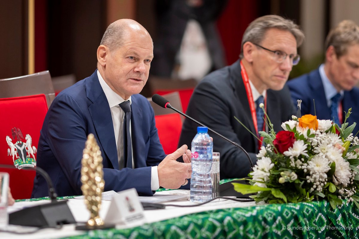 voiceofnigeria's tweet image. Germany explores natural gas imports from Nigeria to enhance energy security and diversification, as stated by Chancellor Olaf Scholz during his visit. Scholz also highlights the potential global impact on gas prices, emphasizing that more states participating in the global gas
